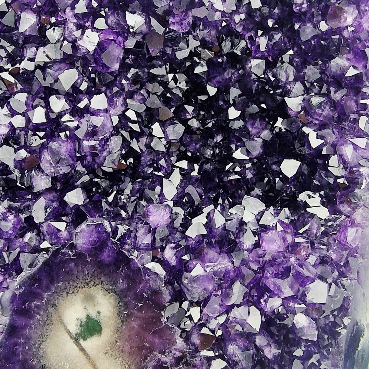 Amethyst mit grünem Stalaktit